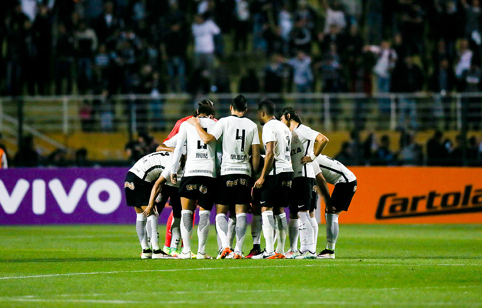 Jogadores do Corinthians conversam antes de jogo contra o Cruzeiro no Pacaembu