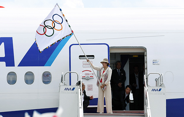 (160824) -- TOKIO, agosto 24, 2016 (Xinhua) -- La gobernadora de Tokio, Yuriko Koike ondea la bandera olmpica a su llegada al Aeropuerto Internacional de Haneda en Tokio, Japn, el 24 de agosto de 2016. La bandera olmpica fue entrega a la gobernadora de Tokio, Yuriko Koike de manos del presidente del Comit Olmpico Internacional (COI), Thomas Bach durante la ceremonia de clausura de los Juegos Olmpicos de Ro de Janeiro 2016, para dar la bienvenida a los Juegos Olmpicos de Tokio 2020. (Xinhua/Kenjiro Matsuo/AFLO/ZUMAPRESS) (vf) ***DERECHOS DE USO UNICAMENTE PARA NORTE Y SUDAMERICA***