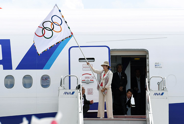 Yuriko Koike, governadora de Tquio, desembarca com a bandeira olmpica