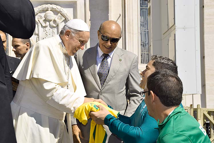 Papa Francisco recebe atletas paraolmpicos brasileiros 