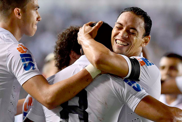 Ricardo Oliveira comemora gol durante vitoria do Santos sobre o Vasco