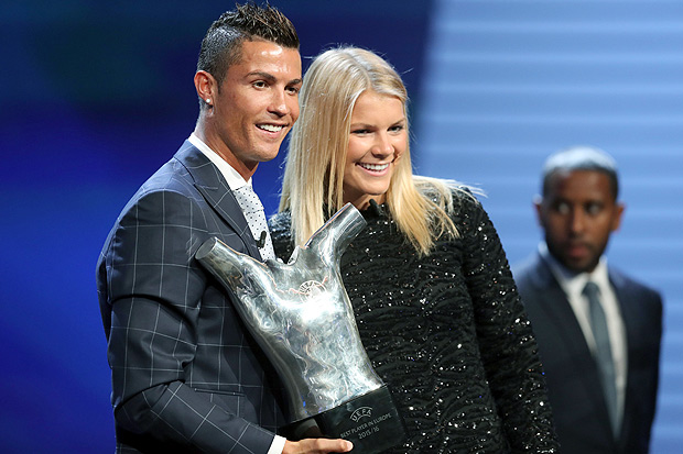 Real Madrid's Portuguese forward Cristiano Ronaldo (L) poses with Lyon's Norwegian forward Ada Hegerberg as he holds his trophy of Best Men's player in Europe at the end of the UEFA Champions League Group stage draw ceremony, on August 25, 2016 in Monaco. AFP PHOTO / VALERY HACHE ORG XMIT: VH20446