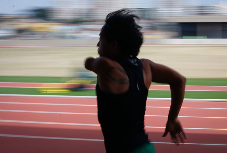 A velocista Teka Santos, 35, corre no centro de treinamento paraolmpico de So Paulo