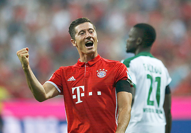 O atacante Robert Lewandowski comemora um gol pelo Bayern de Munique contra o Werder Bremen