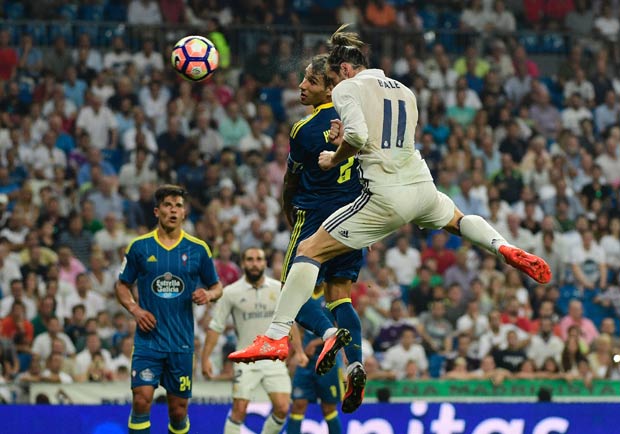 O meia-atacante do Real Madrid Gareth Bale disputa bola area com o zagueiro Hugo Mallo, do Celta