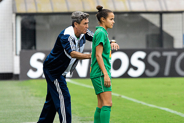 Chico orienta jogadora do Rio Preto durante o primeiro jogo da final do Campeonato Paulista feminino