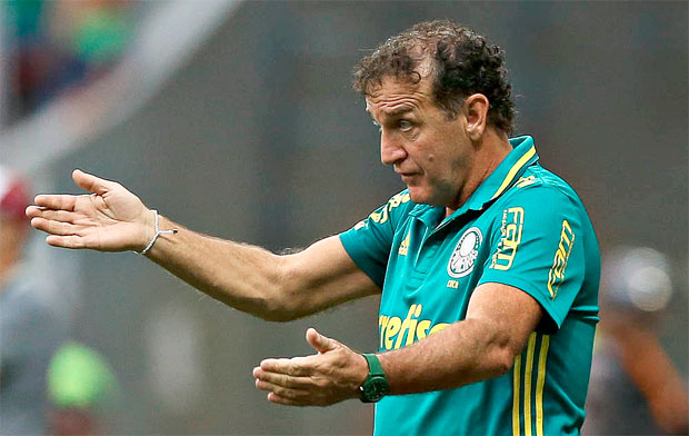 Cuca orienta jogadores do Palmeiras durante partida contra o Fluminense