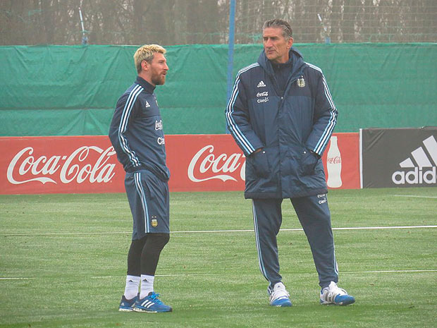 Messi (esq.) e Bauza conversam durante treino da seleo da Argentina