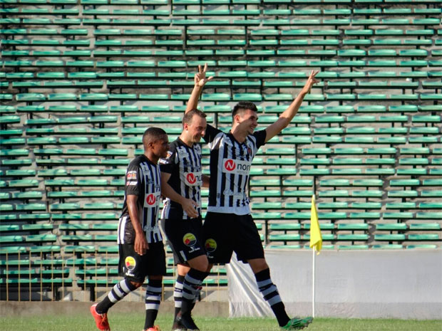 Jogadores do Botafogo-PB comemoram gol em jogo contra o Rver, realizado no ltimo dia 20, pela Srie C do Brasileiro