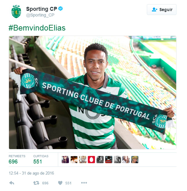 O jogador Elias exibe faixa do Esporting Clube de Portugal SCP