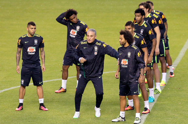 Brazil's coach Tite, center, gives instructions during a training session of the Brazil national team, in Quito, Ecuador, Monday, Aug. 29, 2016. Brazil will face Ecuador for a 2018 World Cup Russia qualifier soccer match in Quito on September first. (AP Photo/Dolores Ochoa) ORG XMIT: DOR101