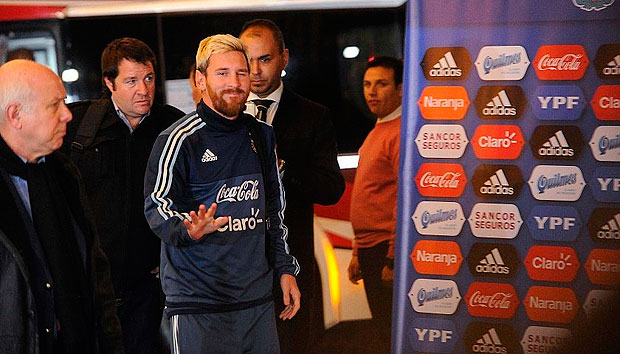 Messi faz sinal para torcedores aps seleo argentina chegar em Mendoza, local do jogo contra o Uruguai