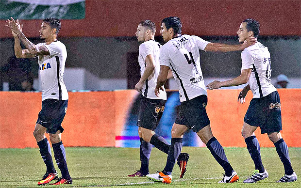 Jogadores do Corinthians comemoram gol marcado por Rodriguinho