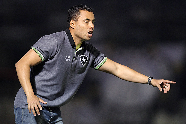 Jair Ventura orienta jogadores do Botafogo durante jogo contra o Cruzeiro, pela Copa do Brasil
