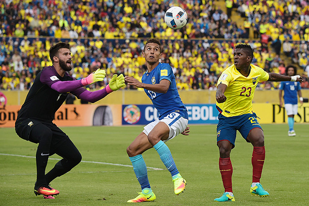 O goleiro Alisson sai do gol durante jogo da seleo brasileira contra o Equador