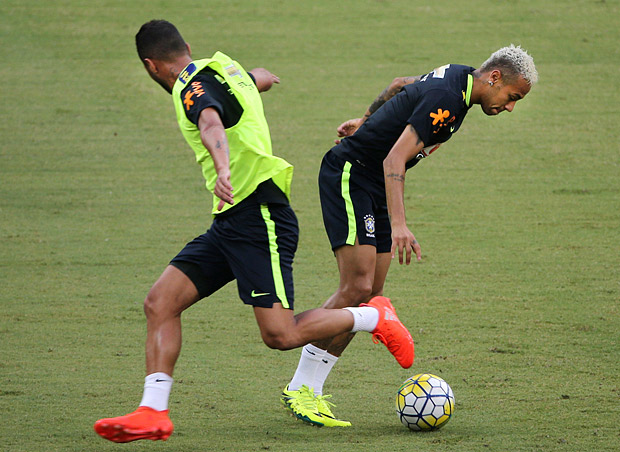 Neymar com a bola dominada durante treino da seleo neste domingo (4)