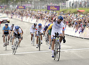 ORG XMIT: KIR735 Italy's Roberto Bargna celebrates winning the men's individual C1-3 road race cycling final during the London 2012 Paralympic Games at Brands Hatch circuit, in Kent, southern England on September 6, 2012. AFP PHOTO / GLYN KIRK
