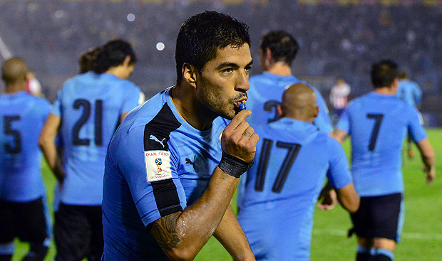 Uruguay's Luis Suarez celebrates after scoring a penalty against Paraguay during their Russia 2018 World Cup football qualifier match in Montevideo, on September 6, 2016. / AFP PHOTO / PABLO PORCIUNCULA