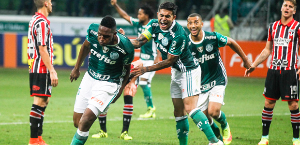 Jogadores do Palmeiras comemoram gol contra o So Paulo pelo Brasileiro