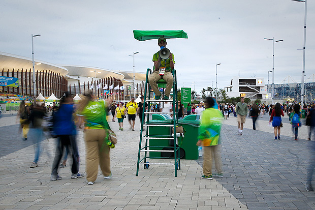 RIO DE JANEIRO/RJ BRASIL. 08/09/2016 -Movimentos paraolimpicos, publico circulando pelo parque olimpico.(foto: Zanone Fraissat/FOLHAPRESS, ESPORTE)***EXCLUSIVO***