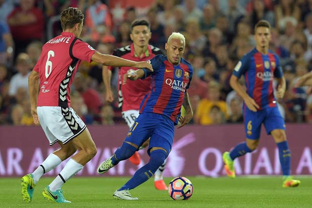 Barcelona's Brazilian forward Neymar (3rd L) vies with Alaves' midfielder Marcos Llorente (L) during the Spanish league football match FC Barcelona vs Deportivo Alaves at the Camp Nou stadium in Barcelona on September 10, 2016. / AFP PHOTO / LLUIS GENE ORG XMIT: LG4047