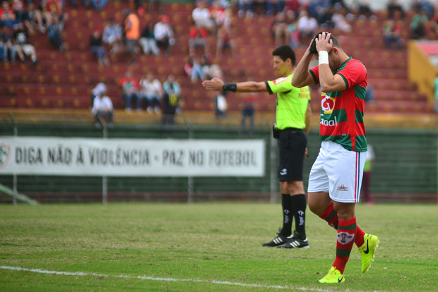 O meia Junior Timb durante partida entre Portuguesa e Boa Esporte, pela Srie C