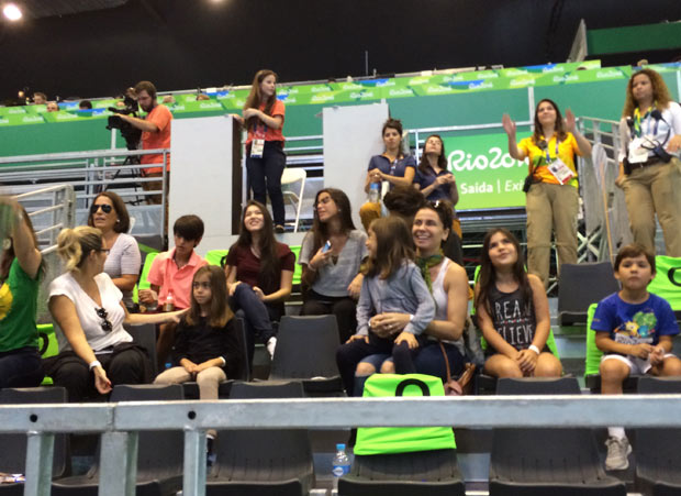 Atrizes Glória Pires e Giovanna Antonelli assistem à partida de vôlei sentado do Brasil