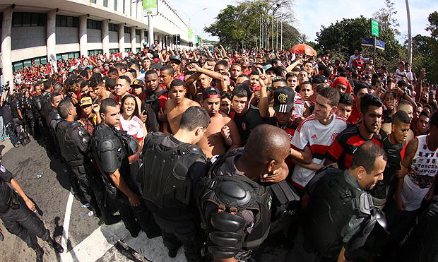 Torcedores do Flamengo lotaram o aeroporto Santos Dumont, no Rio, para apoiar o time antes da partida contra o Palmeiras