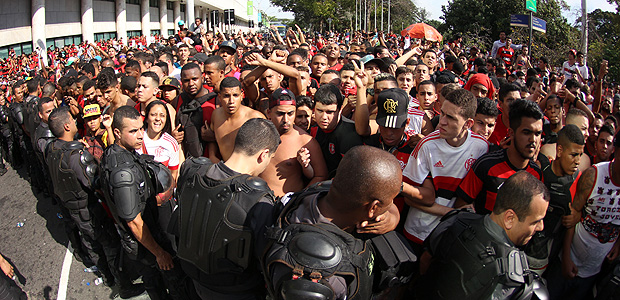 Torcedores do Flamengo se aglomeram no aeroporto Santos Dumont para o embarque dos jogadores