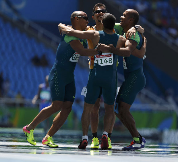Com recorde paraolmpico, Brasil conquista ouro no revezamento 4 x 100 m 