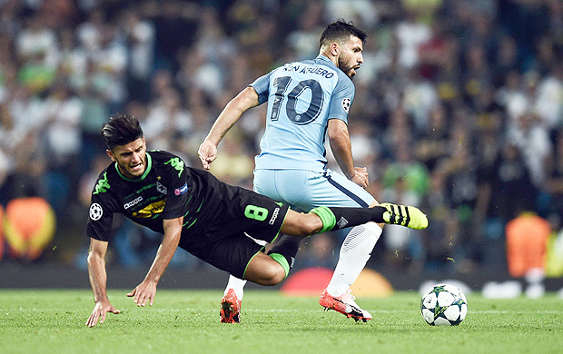 Autor de trs gols na partida, Sergio Agero (direita) do Manchester City faz faltano meia Mahmoud Dahoud, do Moenchengladbach