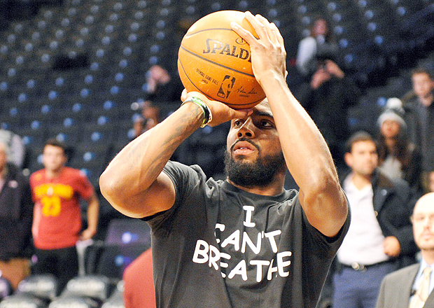 Kyrie Irving, jogador do Cleveland Cavaliers, usa uma camiseta com a frase "não consigo respirar" durante aquecimento antes de jogo em 2014
