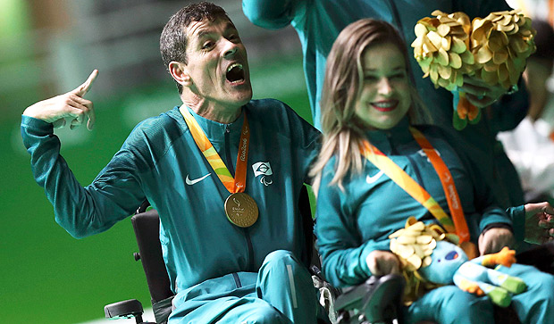 Antnio Leme e Evelyn Oliveira comemoram medalha