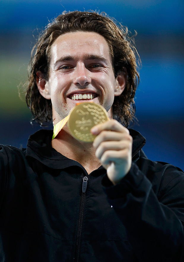 2016 Rio Paralympics - Athletics - Men's 200m - T44 Final - Olympic Stadium - Rio de Janeiro, Brazil - 12/09/2016. Liam Malone of New Zealand celebrates with his gold medal during the victory ceremony. REUTERS/Jason Cairnduff FOR EDITORIAL USE ONLY. NOT FOR SALE FOR MARKETING OR ADVERTISING CAMPAIGNS. ORG XMIT: OLYHB115