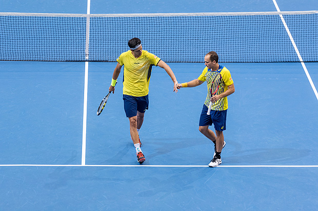 Brazil's Bruno Soares, right, and Marcelo Melo shake hands after winning a point during the Davis Cup World Group plays-offs doubles tennis match against Belgium's Ruben Bemelmans and Joris De Loore at the Sleuyter Arena in Ostend, Belgium on Saturday, Sept. 17, 2016. (AP Photo/Geert Vanden Wijngaert) ORG XMIT: GVW105