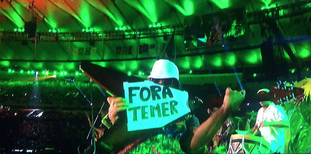 Colada  guitarra, a frase " Fora Temer " chamou a ateno durante o show da Nao Zumbi