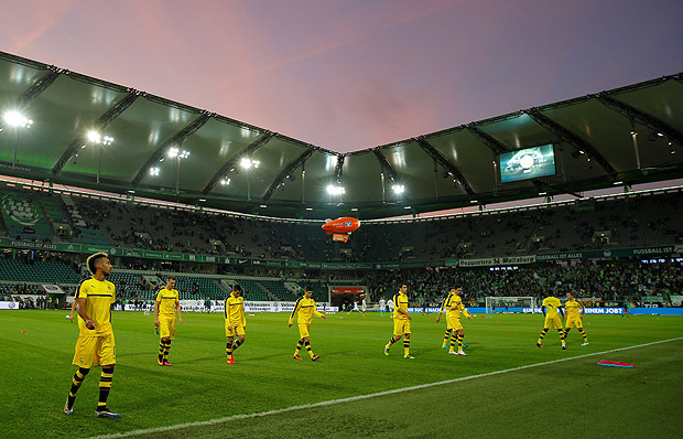 Dortmund's players warm up ahead of the German first division Bundesliga football match between VfL Wolfsburg and Borussia Dortmund at Volkswagen Arena in Wolfsburg, central Germany, on September 20, 2016. / AFP PHOTO / Odd ANDERSEN / RESTRICTIONS: DURING MATCH TIME: DFL RULES TO LIMIT THE ONLINE USAGE TO 15 PICTURES PER MATCH AND FORBID IMAGE SEQUENCES TO SIMULATE VIDEO. == RESTRICTED TO EDITORIAL USE == FOR FURTHER QUERIES PLEASE CONTACT DFL DIRECTLY AT + 49 69 650050