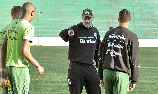 Antnio Carlos conversa com os jogadores do Juventude durante treino