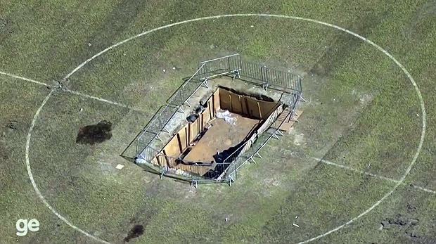 Imagem do buraco de 6 metros de comprimento por 4 metros de largura no meio do gramado do Maracan