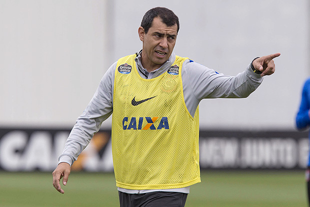 Fbio Carille orienta os jogadores no ltimo treino antes do jogo contra o Fluminense, nesta quarta, pela Copa do Brasil