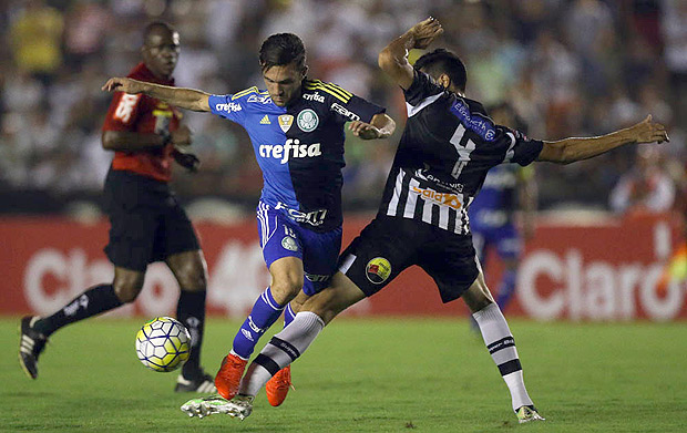 Allione tenta drible sobre zagueiro do Botafogo-PB em jogo das oitavas da Copa do Brasil