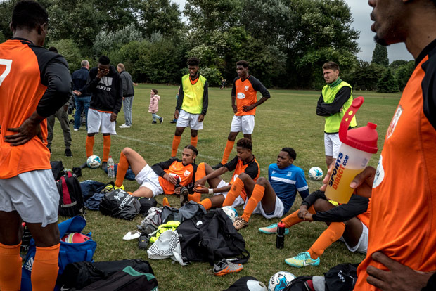 Players with United London FC  a team competing in the 12th tier of Englands soccer pyramid  rest during halftime of a match in London, Sept. 17, 2016. To drum up interest, United London have built a unique, managerless structure - its lineup is set each week by fans who compete to score points based on whether their selections play, and how well. (Andrew Testa/The New York Times) ORG XMIT: XNYT123 ***DIREITOS RESERVADOS. NO PUBLICAR SEM AUTORIZAO DO DETENTOR DOS DIREITOS AUTORAIS E DE IMAGEM***