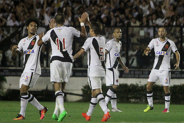 Jogadores do Vasco comemoram gol durante jogo