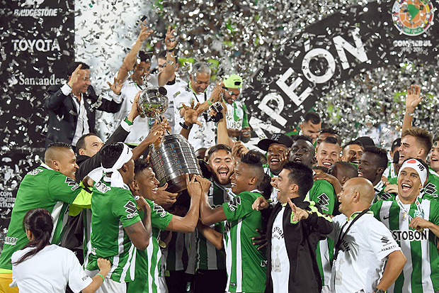 O Atltico Nacional, da Colmbia, comemora o ttulo da Libertadores-2017