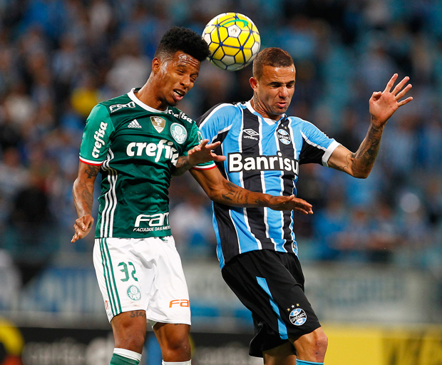 Lance do jogo entre Grmio e Palmeiras, pela partida de ida das quartas de final da Copa do Brasil