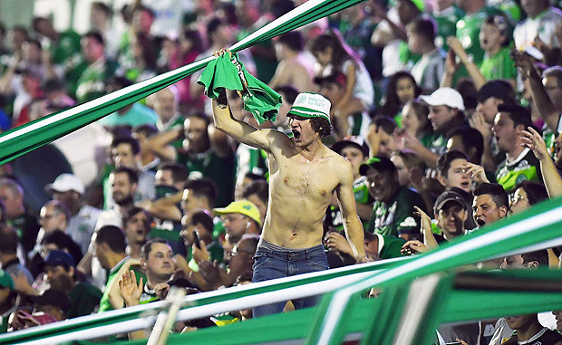 Supporters of Brazil's Chapecoense celebrate after defeating Argentina's Independiente in a penalty shoot-out during their Sudamericana Cup match at the Arena Conda stadium, in Chapeco, Brazil, on September 28, 2016. / AFP PHOTO / NELSON ALMEIDA ORG XMIT: SAO025