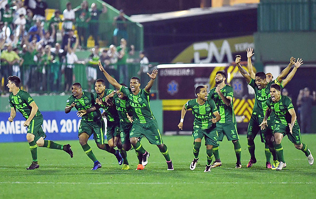 Players of Brazil's Chapecoense celebrate after defeating Argentina's Independiente in a penalty shoot-out during their Sudamericana Cup match at the Arena Conda stadium, in Chapeco, Brazil, on September 28, 2016. / AFP PHOTO / NELSON ALMEIDA ORG XMIT: SAO016