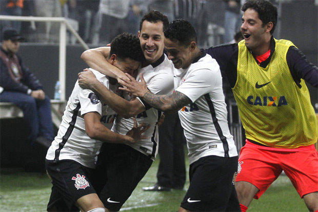 Jogadores do Corinthians comemoram o primeiro gol marcado na vitria sobre o Cruzeiro 