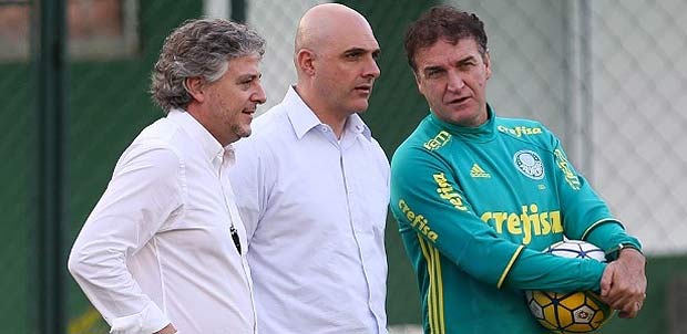 Paulo Nobre, Maurcio Galiotte e Cuca conversam durante treino na Academia de Futebol