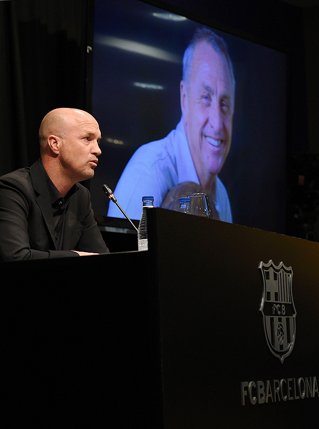 Son of late Dutch football star Johan Cruyff, Jordi Cruyff gives a press conference at Camp Nou stadium, in Barcelona on March 29, 2016. Cruyff, one of the greatest footballers of all time who dazzled with his artistry, died on March 24, 2016 at the age of 68 after losing a battle with lung cancer, prompting an avalanche of tributes from around the sports world. / AFP PHOTO / LLUIS GENE ORG XMIT: LG3197